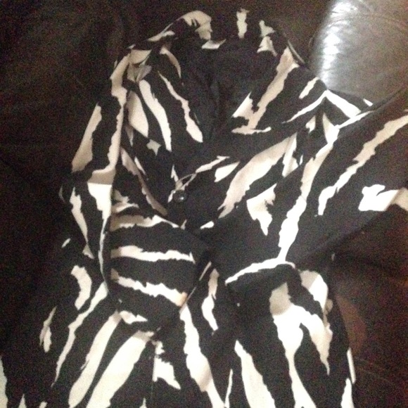 Black and white coat or blazer use for both - Picture 2 of 8